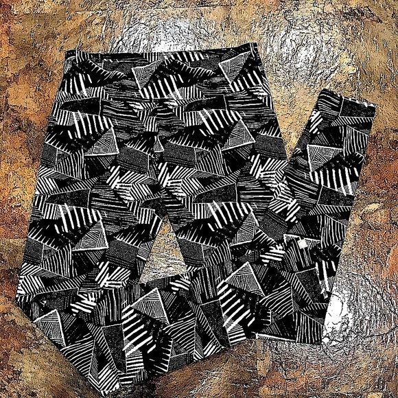 Onzie Pants - 🆕ONZIE FLOW BLACK/WHITE MID RISE CUTE LEGGINGS🖤